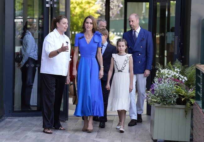 Putri Charlotte ikut menyaksikan pertandingan final tunggal putra Wimbledon 2025 di London, Inggris, pada Minggu (13/7/2025). Ia datang bersama kedua orangtuanya, Pangeran William dan Putri Catherine, serta sang kakak, Pangeran George. (Foto: Andrew Matthews/Pool via REUTERS)