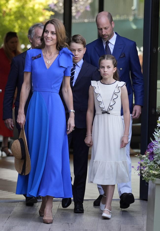 Keempatnya tampil serasi dengan busana color-coordinated dalam nuansa biru, warna yang kerap diasosiasikan dengan formalitas dan keanggunan musim panas kerajaan Inggris. (Foto: Andrew Matthews/Pool via REUTERS)