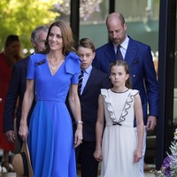 Keempatnya tampil serasi dengan busana color-coordinated dalam nuansa biru, warna yang kerap diasosiasikan dengan formalitas dan keanggunan musim panas kerajaan Inggris. (Foto: Andrew Matthews/Pool via REUTERS)