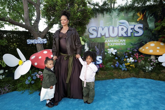 Celana pendek Riot juga terinspirasi dari salah satu siluet klasik Dior, yakni Delft dress. Pertama kali muncul pada 1948, gaun ini menawarkan daya tarik tersendiri lewat bagian rok arsitektural yang mengkotak dan dibuat bersusun. Anderson ‘menyulapnya’ menjadi celana bermuda dengan kantong cargo dalam berbagai pilihan warna. (Foto: REUTERS/Mario Anzuoni)