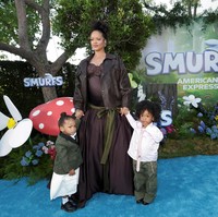 Celana pendek Riot juga terinspirasi dari salah satu siluet klasik Dior, yakni Delft dress. Pertama kali muncul pada 1948, gaun ini menawarkan daya tarik tersendiri lewat bagian rok arsitektural yang mengkotak dan dibuat bersusun. Anderson ‘menyulapnya’ menjadi celana bermuda dengan kantong cargo dalam berbagai pilihan warna. (Foto: REUTERS/Mario Anzuoni)