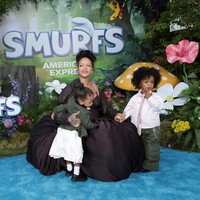 Si sulung RZA juga tak kalah modis. Putranya yang berusia 3 tahun itu memakai kemeja pink Dior, warna yang cukup mendominasi di koleksi pertama Anderson untuk Dior, dan celana panjang cargo berwarna hijau army. (Foto: REUTERS/Mario Anzuoni)