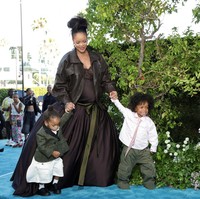 Menghadiri pemutaran perdana film Smurfs bersama kedua buah hatinya, Rihanna tampil elegan di karpet biru dalam balutan koleksi Saint Laurent yang terdiri dari gaun bergaya lingerie yang dilengkapi rok dramatis satin cokelat tua. Jaket kulit oversized menemani sebagai luaran. Penampilannya menegaskan citra fashion icon yang tetap menawan meski sedang hamil anak ketiga. (Foto: REUTERS/Mario Anzuoni)