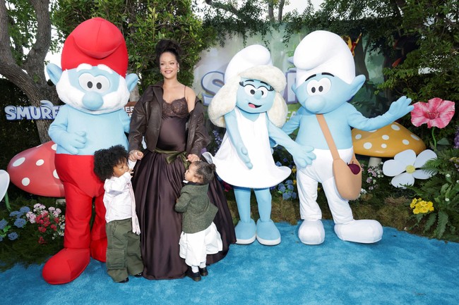 Sungguh penuh energi, saya sampai ditarik ke dua arah berlawanan, kata Rihanna kepada Access Hollywood tentang momen langka bersama kedua buah hatinya. Sebelumnya, Rihanna menghadiri pemutaran perdana Smurfs di Paris, Prancis, bersama A$AP Rocky. (Foto: REUTERS/Mario Anzuoni)