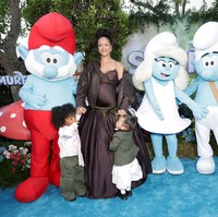 Sungguh penuh energi, saya sampai ditarik ke dua arah berlawanan, kata Rihanna kepada Access Hollywood tentang momen langka bersama kedua buah hatinya. Sebelumnya, Rihanna menghadiri pemutaran perdana Smurfs di Paris, Prancis, bersama A$AP Rocky. (Foto: REUTERS/Mario Anzuoni)