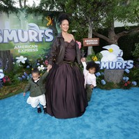 Busana tersebut merupakan bagian dari koleksi Dior Homme Summer 2026 yang naik pentas di Paris Fashion Week pada Jumat (27/6/2025). Riot, anak kedua Rihanna yang sebentar lagi genap berusia 2 tahun memakai versi mini dari set busana pertama di fashion show tersebut. (Foto: REUTERS/Mario Anzuoni)