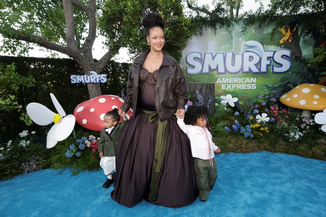 Atasannya berupa interpretasi baru dari jas Bar Dior yang ikonis itu. Versi Anderson hadir dalam material donegal tweed yang ditenun di Irlandia Utara, negara asalnya. Siluetnya pun lebih condong menyerupai jam pasir yang terkesan jenaka, berbeda dari bentuk orisinal yang memiliki lekukan lebih tajam ketika Dior memperkenalkannya pada 1947. Foto: REUTERS/Mario Anzuoni