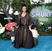 Atasannya berupa interpretasi baru dari jas Bar Dior yang ikonis itu. Versi Anderson hadir dalam material donegal tweed yang ditenun di Irlandia Utara, negara asalnya. Siluetnya pun lebih condong menyerupai jam pasir yang terkesan jenaka, berbeda dari bentuk orisinal yang memiliki lekukan lebih tajam ketika Dior memperkenalkannya pada 1947. Foto: REUTERS/Mario Anzuoni