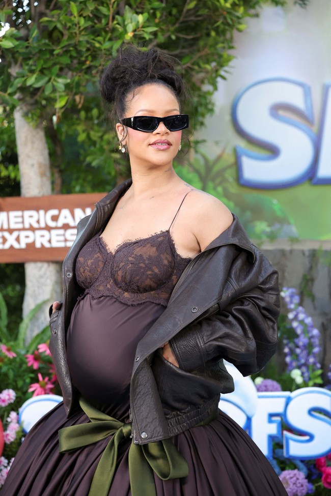 Rihanna tentu memberikan gaya maksimal pula meski tengah hamil besar anak ketiga. Pengisi suara karakter Smurfette ini berbalut gaun bergaya lingerie dengan rok megar yang ditingkahi pita berwarna hijau. Gaun keluaran Saint Laurent itu padu jaket kulit yang edgy, dan kacamata hitam bergaya futuristis. (Foto: REUTERS/Mario Anzuoni)