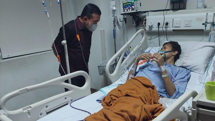 Gubernur Jambi Al Haris saat menjenguk Oki Yusmika atlet taekwondo yang idap kanker tulang di RS Fatwamati, Jakarta