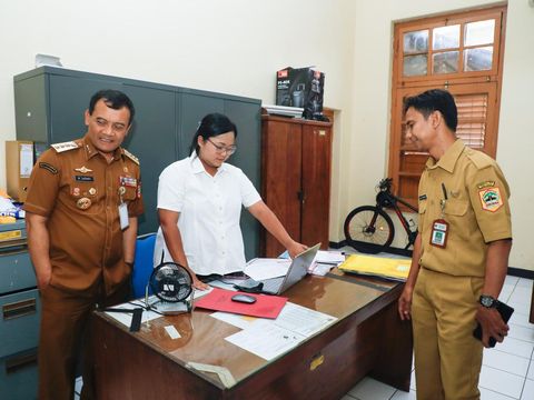 Gubernur Jawa Tengah Ahmad Luthfi melakukan inspeksi mendadak  ke kantor Dinas Pekerjaan Umum (PU) Bina Marga dan Cipta Karya di Kota Solo, Senin  (14/7/2025).
