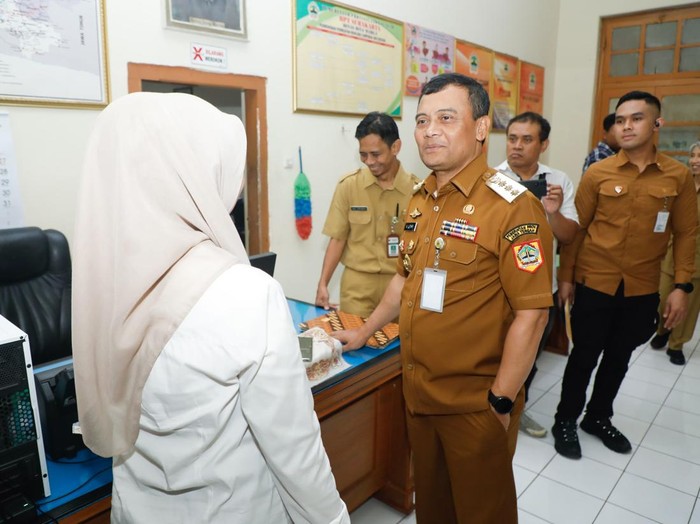 Gubernur Jawa Tengah Ahmad Luthfi melakukan inspeksi mendadak  ke kantor Dinas Pekerjaan Umum (PU) Bina Marga dan Cipta Karya di Kota Solo, Senin  (14/7/2025).