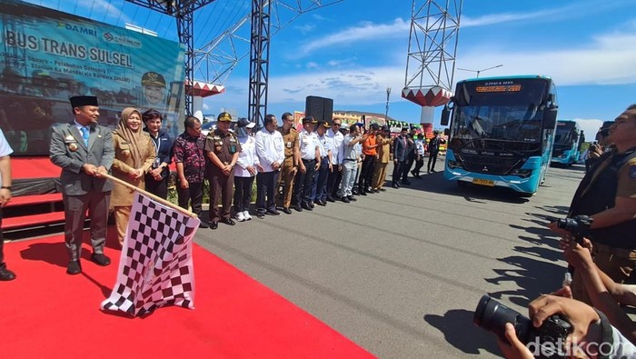 Gubernur Sulsel Andi Sudirman Sulaiman meresmikan operasional Bus Trans Sulsel.