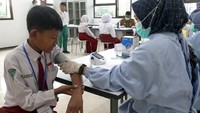 Petugas medis memeriksa tekanan darah siswa Sekolah Rakyat Menengah Pertama (SRMP) 16 di Malang, Jawa Timur, Senin (14/7/2025). Pemeriksaan kesehatan yang meliputi cek darah, tes mata dan pemeriksaan gigi tersebut dilakukan pada hari pertama pelaksanaan program Sekolah Rakyat untuk memastikan kesiapan fisik para siswa sebelum mengikuti proses kegiatan belajar. ANTARA FOTO/Ari Bowo Sucipto  