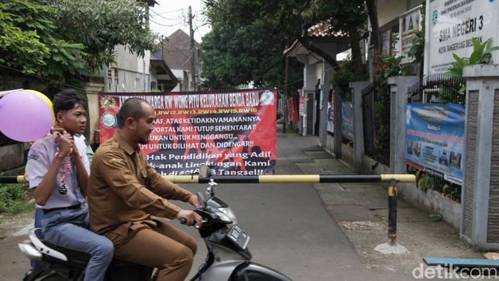 Hari Pertama MPLS, Akses ke SMAN 3 Tangsel Diportal Spanduk protes terpasang pada hari pertama Masa Pengenalan Lingkungan Sekolah (MPLS) di SMAN 3 Tangsel. Portal menuju sekolah juga digembok.