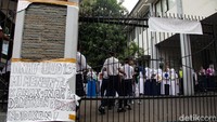 Warga sekitar sekolah protes anaknya tak lolos SPMB. Penolakan dilakukan warga yang menganggap SPMB tidak berpihak kepada warga sekitar. 