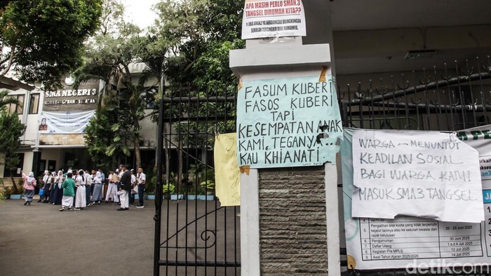 Hari Pertama MPLS, Akses ke SMAN 3 Tangsel Diportal Spanduk protes terpasang pada hari pertama Masa Pengenalan Lingkungan Sekolah (MPLS) di SMAN 3 Tangsel. Portal menuju sekolah juga digembok.