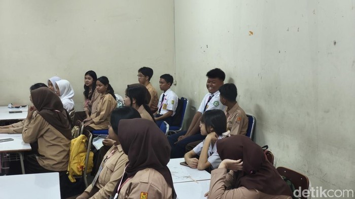 Suasana hari pertama sekolah di SMAN 1 Bandung. Banyak siswa tak dapat meja dan kursi.