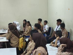 Hari Pertama Sekolah, SMAN 1 Bandung Kekurangan Meja dan Kursi
