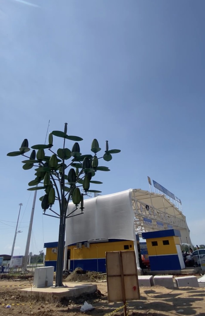 PT Adhi Karya (Persero) Tbk (ADHI) memasang Hybrid Wind Tree Pertama di Indonesia. Pemasangan ini dilakukan oleh anak usaha Departemen Energi & Industrial (E&I) di Proyek Jalan Tol Probolinggo-Banyuwangi. Inisiatif ini bertempat di Kantor PT Jasamarga Probolinggo Banyuwangi, Kabupaten Probolinggo, Jawa Timur.