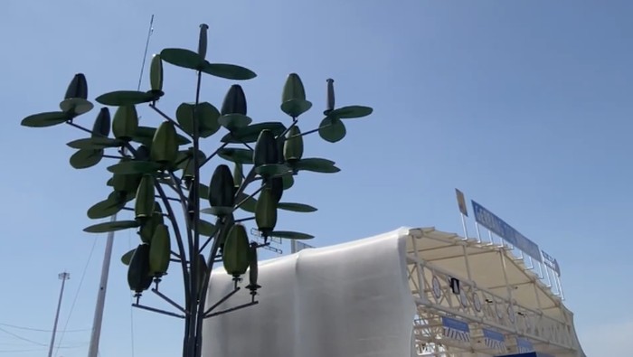 PT Adhi Karya (Persero) Tbk (ADHI) memasang Hybrid Wind Tree Pertama di Indonesia. Pemasangan ini dilakukan oleh anak usaha Departemen Energi & Industrial (E&I) di Proyek Jalan Tol Probolinggo-Banyuwangi. Inisiatif ini bertempat di Kantor PT Jasamarga Probolinggo Banyuwangi, Kabupaten Probolinggo, Jawa Timur.