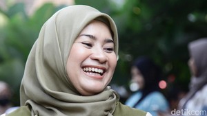 Gak masalah sih ya kalau kata aku mah, berarti industri musiknya berkembang kreatif. Anak muda punya selera dan kita harus menghargai musik yang ada. Tapi kan mereka juga tidak melupakan musik yang ada, ungkap Ikke Nurjanah di studio Rumpi, Trans TV, Jakarta Selatan, kemarin. Foto: Ari Saputra