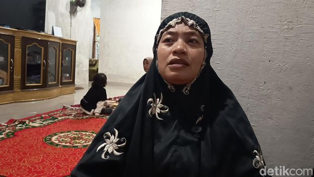 Istri tukang ojek asal Kabupaten Gowa yang dibunuh KKB di Puncak Jaya, Andi Nurul Inzana saat diwawancara.