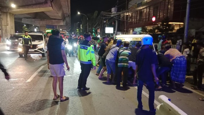 Sebuah mobil pikap yang mengangkut buah pepaya mengalami kecelakaan tunggal di Jalan AP Pettarani, Makassar, Sulawesi Selatan (Sulsel).