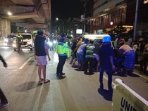 Pikap Angkut Pepaya Terbalik di Jalan AP Pettarani Makassar gegara Pecah Ban