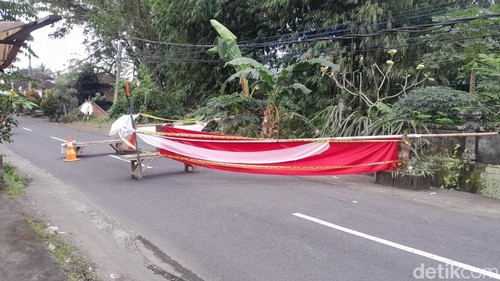 Jalan jebol di Desa Tista, Kecamatan Kerambitan, Tabanan, Bali,  Minggu (13/7/2025). (I Dewa Made Krisna Pradipta)