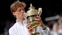 Sinner juga menambah koleksi grand slam yang ia miliki menjadi empat. Sebelumnya ia telah meraih gelar juara di Australian Open (2024 dan 2025) serta US Open 2024. Foto: REUTERS/Stephanie Lecocq