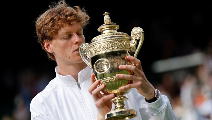 Jannik Sinner Cetak Sejarah, Juara Wimbledon 2025 Usai Taklukkan Alcaraz Tennis - Wimbledon - All England Lawn Tennis and Croquet Club, London, Britain - July 13, 2025 Italy's Jannik Sinner celebrates with the trophy after winning the men's final against Spain's Carlos Alcaraz REUTERS/Stephanie Lecocq TPX IMAGES OF THE DAY