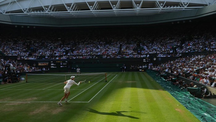 Jannik Sinner Cetak Sejarah, Juara Wimbledon 2025 Usai Taklukkan Alcaraz Tennis - Wimbledon - All England Lawn Tennis and Croquet Club, London, Britain - July 13, 2025 Italy's Jannik Sinner in action during the men's singles final against Spain's Carlos Alcaraz REUTERS/Toby Melville