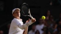 Sinner untuk ketiga kalinya mendominasi Alcaraz di set empat. Ia berbalik unggul 2-1 usai mematahkan servis Alcaraz di gim ketiga, lalu terus memimpin hingga skor 5-4. Foto: REUTERS/Andrew Couldridge