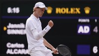 Gelar Wimbledon ini menjadi yang pertama bagi Sinner, sekaligus menjadi orang Italia pertama yang meraihnya. Ia juga membalas kekalahan menyakitkan dari Alcaraz di final French Open 2025, ketika ia membuang keunggulan championship point dan akhirnya kalah dalam duel lima set selama lebih dari lima jam. Foto: REUTERS/Andrew Couldridge