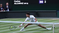 Bertanding di Center Court, Minggu (14/7), Alcaraz lebih dulu memimpin di set pertama. Meski sempat kehilangan servis di gim kelima dan tertinggal 2-3, namun ia balas mematahkan servis Sinner di gim delapan dan sepuluh untuk berbalik menang 6-4. Foto: REUTERS/Toby Melville