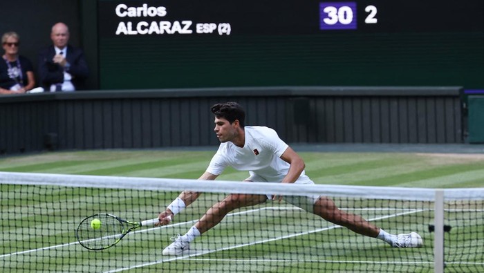 Jannik Sinner Cetak Sejarah, Juara Wimbledon 2025 Usai Taklukkan Alcaraz Tennis - Wimbledon - All England Lawn Tennis and Croquet Club, London, Britain - July 13, 2025 Spain's Carlos Alcaraz in action during his men's final against Italy's Jannik Sinner REUTERS/Toby Melville