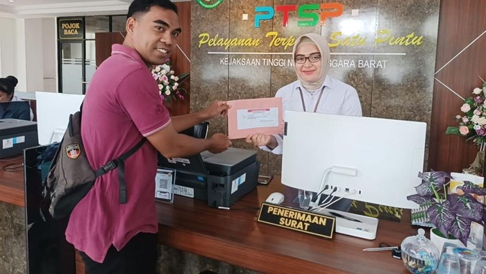 Kuasa hukum Misri Puspita Sari menyerahkan permohonan JC   yang ditembuskan ke Kejati NTB. (Foto: dok. Yan Mangandar/detikBali).