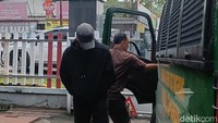 Ia hanya tertunduk lesu saat tiba di Lapas.  Foto: Febri/detikhot