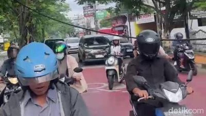 Kabel listrik yang menjuntai ke badan jalan di Jalan Setia Budi Medan. (Foto: Alfath/deticom)