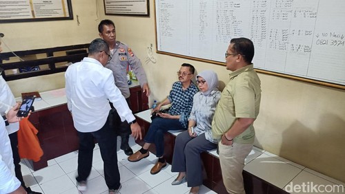 Kabiro Ekonomi NTB, Wirajaya Kusuma (kanan), saat dibawa ke Rutan Polresta Mataram untuk ditahan, Senin (14/7/2025).