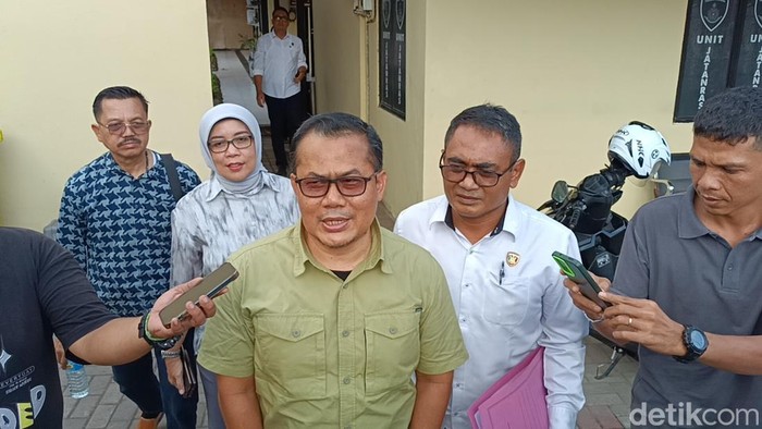 Kabiro Ekonomi NTB Warajaya Kusuma didampingi penyidik menuju Rutan Polresta Mataram untuk ditahan dalam kasus korupsi pengadaan masker COVID-19.
