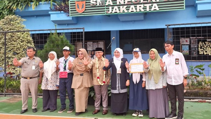 Kadisdik Jakarta, Nahdiana bersama rombongan Wamendikdasmen Atip Laitpulhayat saat di SMAN 22 Jakarta