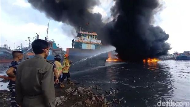 Momen kebakaran menimpa KM Harapan di Pelabuhan Kota Tegal, Senin (14/7/2025).