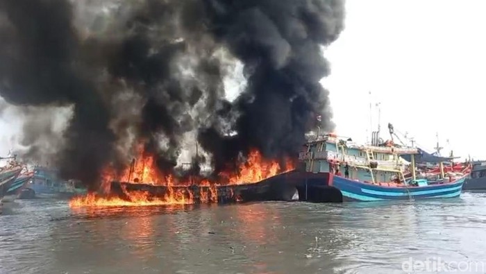 Momen kebakaran menimpa KM Harapan di Pelabuhan Kota Tegal, Senin (14/7/2025).