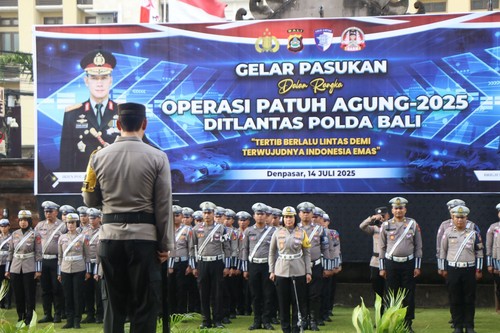 Kapolda Bali, Irjen Daniel Adityajaya, memimpin apel pasukan Operasi Patuh Agung 2025 di halaman kantornya, Senin (14/07/2025). (Dok. Polda Bali)