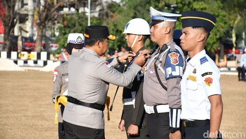 Kapolda NTT, Irjen Rudi Darmoko, saat memimpin Apel Gelar Pasukan Operasi Patuh Turangga 2025 di Mapolda NTT, Senin (14/7/2025).