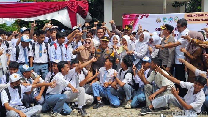 Kapolda Riau Irjen Herry Heryawan melakukan penanaman pohon di SMK Global, Kota Pekanbaru, Senin (14/7/2025).