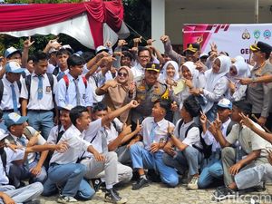 Ajak Gen Z Peduli Lingkungan, Polda Riau Tawari SIM Gratis ke Siswa Tanam Pohon
