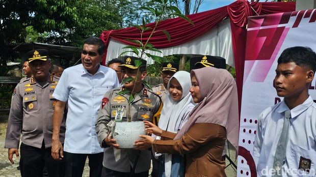 Kapolda Riau Irjen Herry Heryawan melakukan penanaman pohon di SMK Global, Kota Pekanbaru, Senin (14/7/2025).
